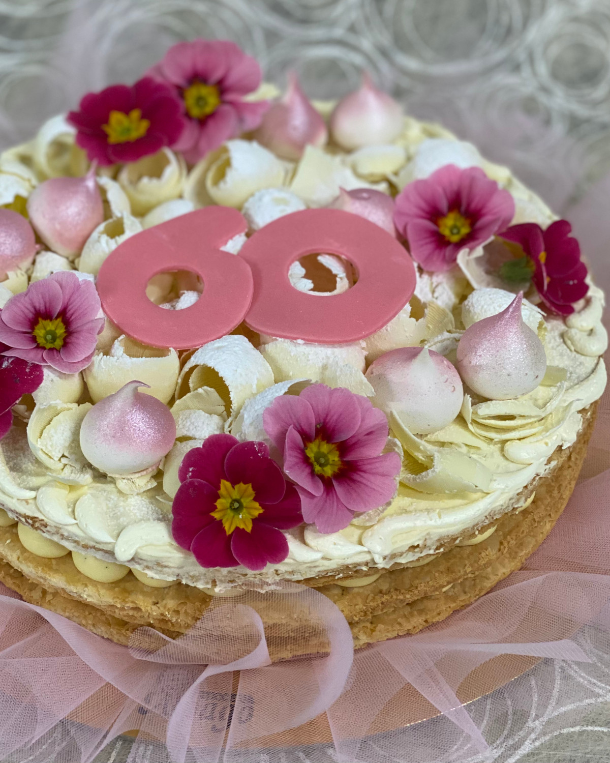 torta di compleanno con meringhe